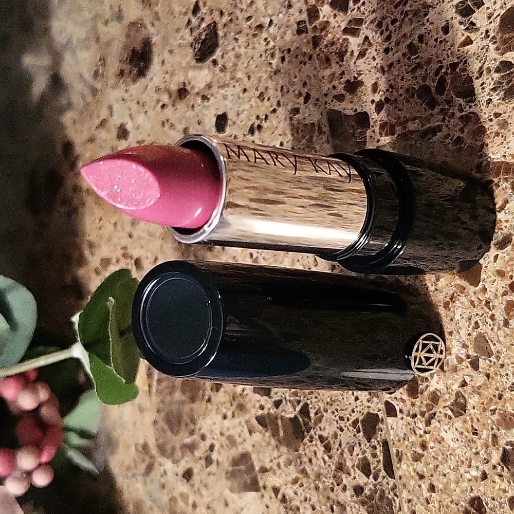 Luminous Lilac: Gel Semi-Shine Lipstick